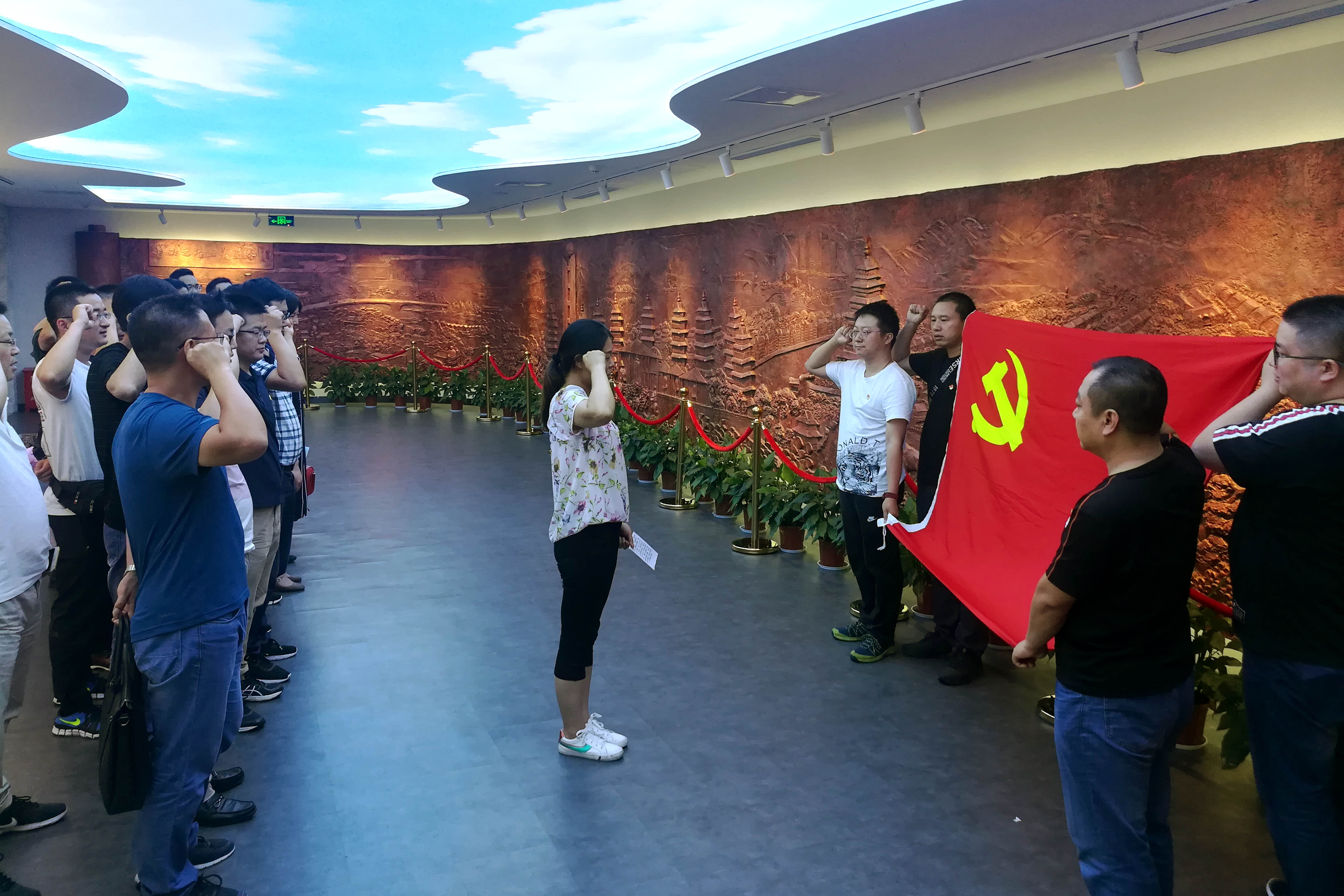 不忘初心、艰辛斗争，凯发k8国际电缆党委组织党员同志赴华西村旅行学习